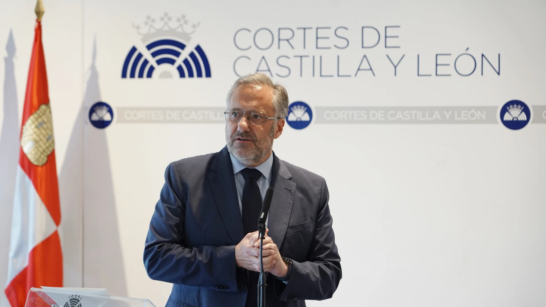 El presidente de las Cortes, Carlos Pollán