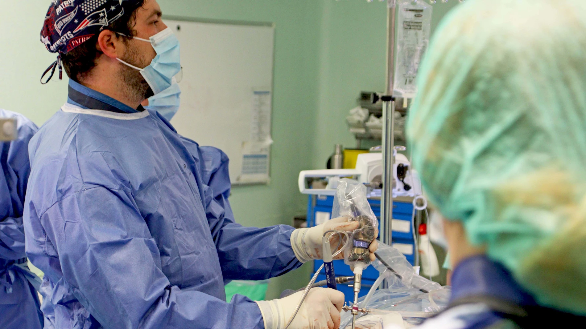 Un profesional sanitario realiza una intervención mediante cirugía endoscópica en el Hospital de Torrejón de Madrid