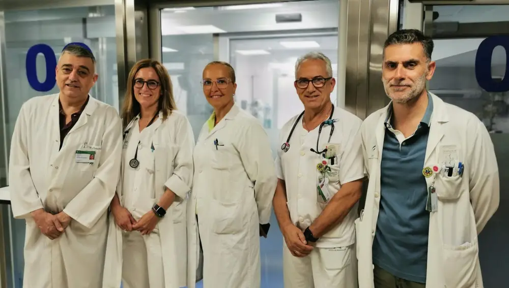 Facultativos del servicio de Urgencias del Hospital Universitario de Valme que participan en la organización del congreso SEMES. De derecha a izquierda: el Dr. Ángel Álvarez y el Dr. Francisco Ruiz (presidente y vicepresidente del Comité Científico), Dra. Celia González (vocal del Comité Organizador), Dra. Sol Portero (vocal del Comité Científico) y Dr. Cristóbal Merchante (jefe del servicio de Urgencias de Valme y vocal del Comité Organizador).