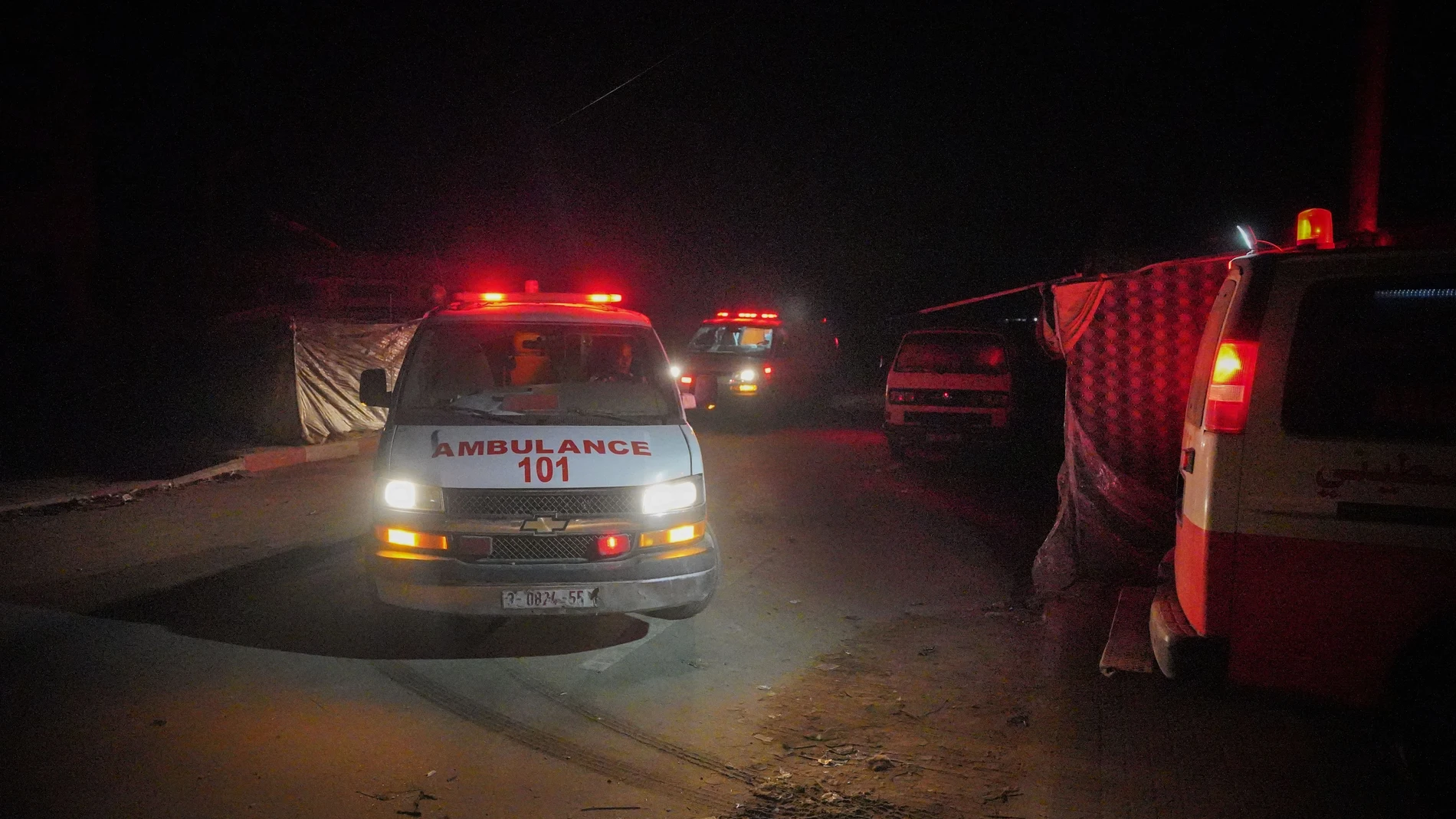 February 26, 2024, Rafah, Gaza Strip, Gaza Strip: Ambulance crews of the Palestinian Red Crescent Society, in coordination with OCHA and the United Nations, evacuate 24 wounded from the besieged Al-Amal Hospital in the city of Khan Yunis to Al-Quds Field Hospital of the Palestinian Red Crescent Society in Rafah Governorate, south of the Gaza Strip. (Foto de ARCHIVO) 26/02/2024