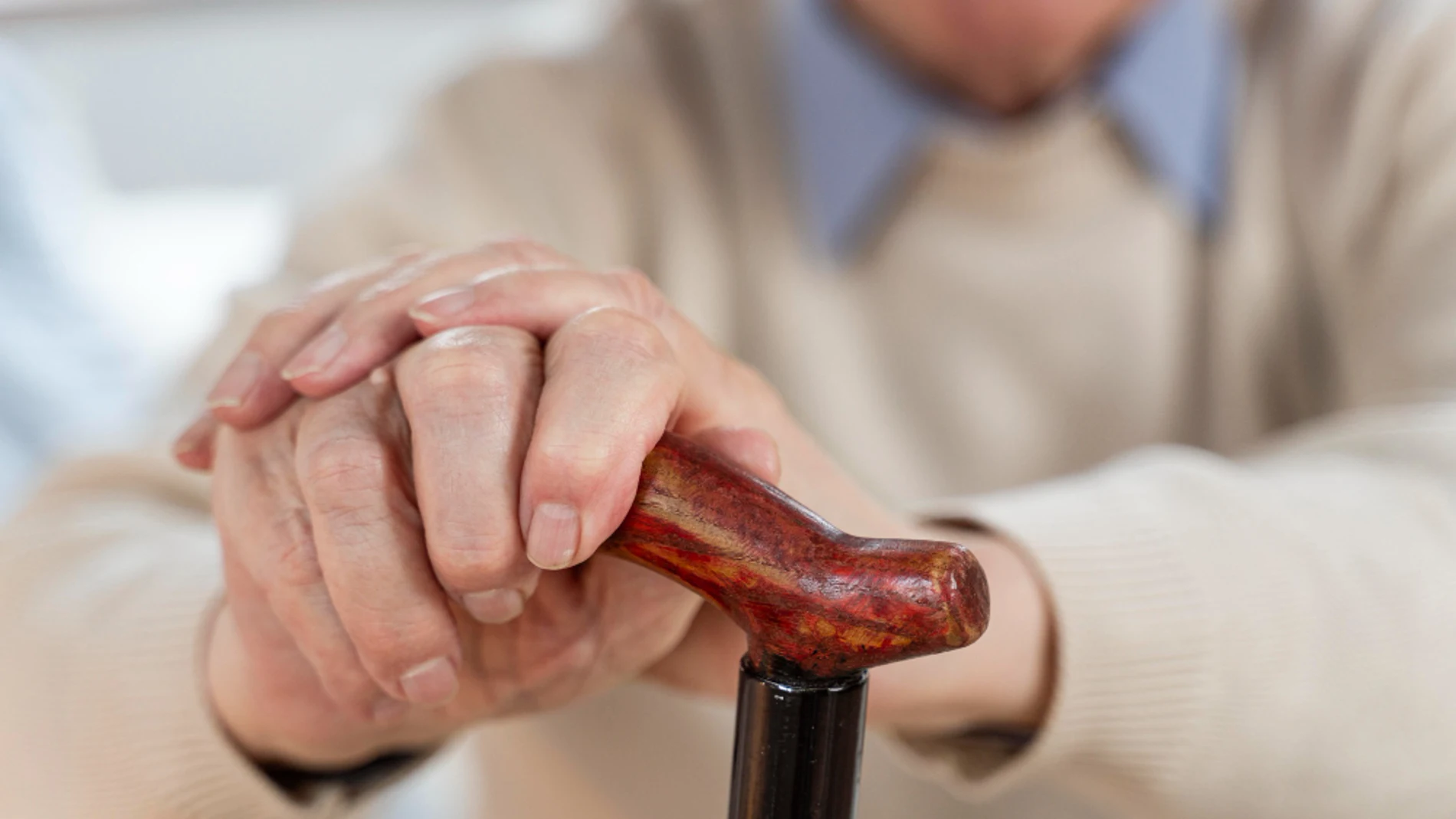 Un hombre con un bastón, imagen sobre demencia y alzheimer