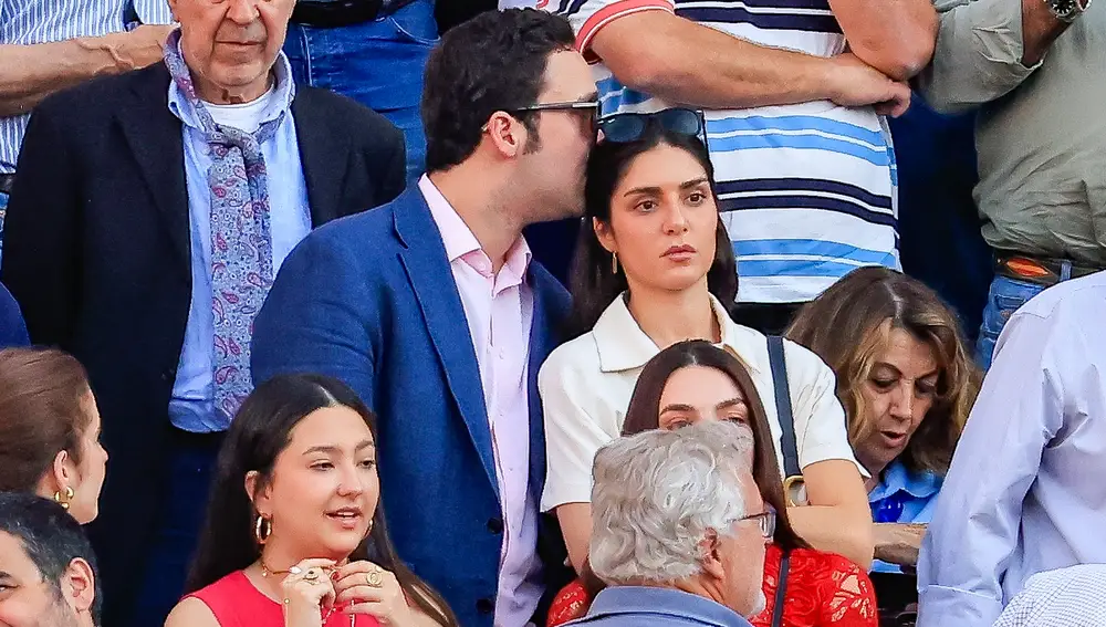 Froilán, muy atento a su acompañante en Las Ventas, Belén Perea