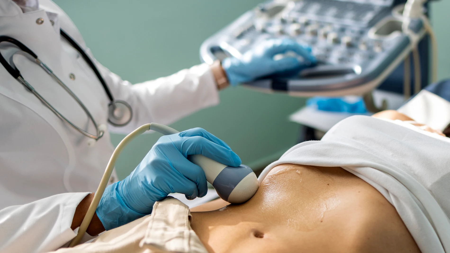 Un sanitario hace una ecografía abdominal a una paciente