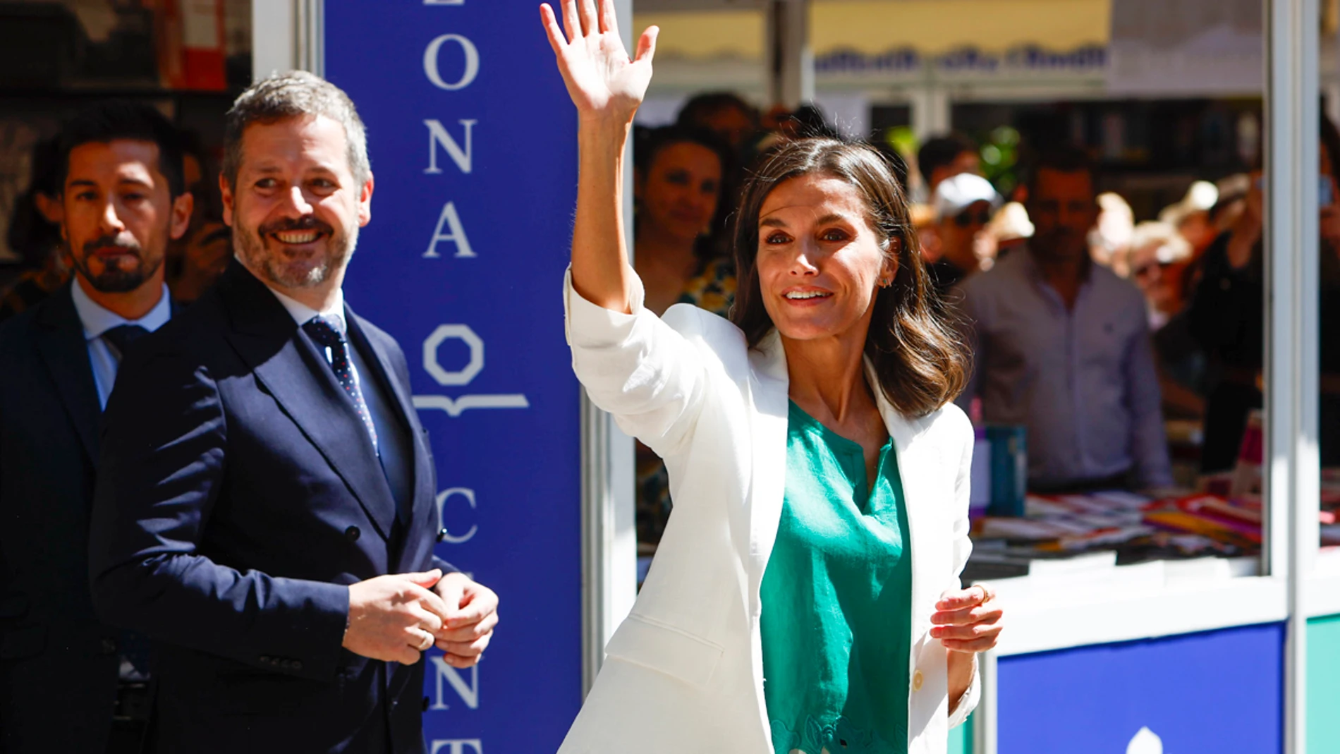 La Reina Letizia inaugura la feria del libro de Madrid en el parque El Retiro