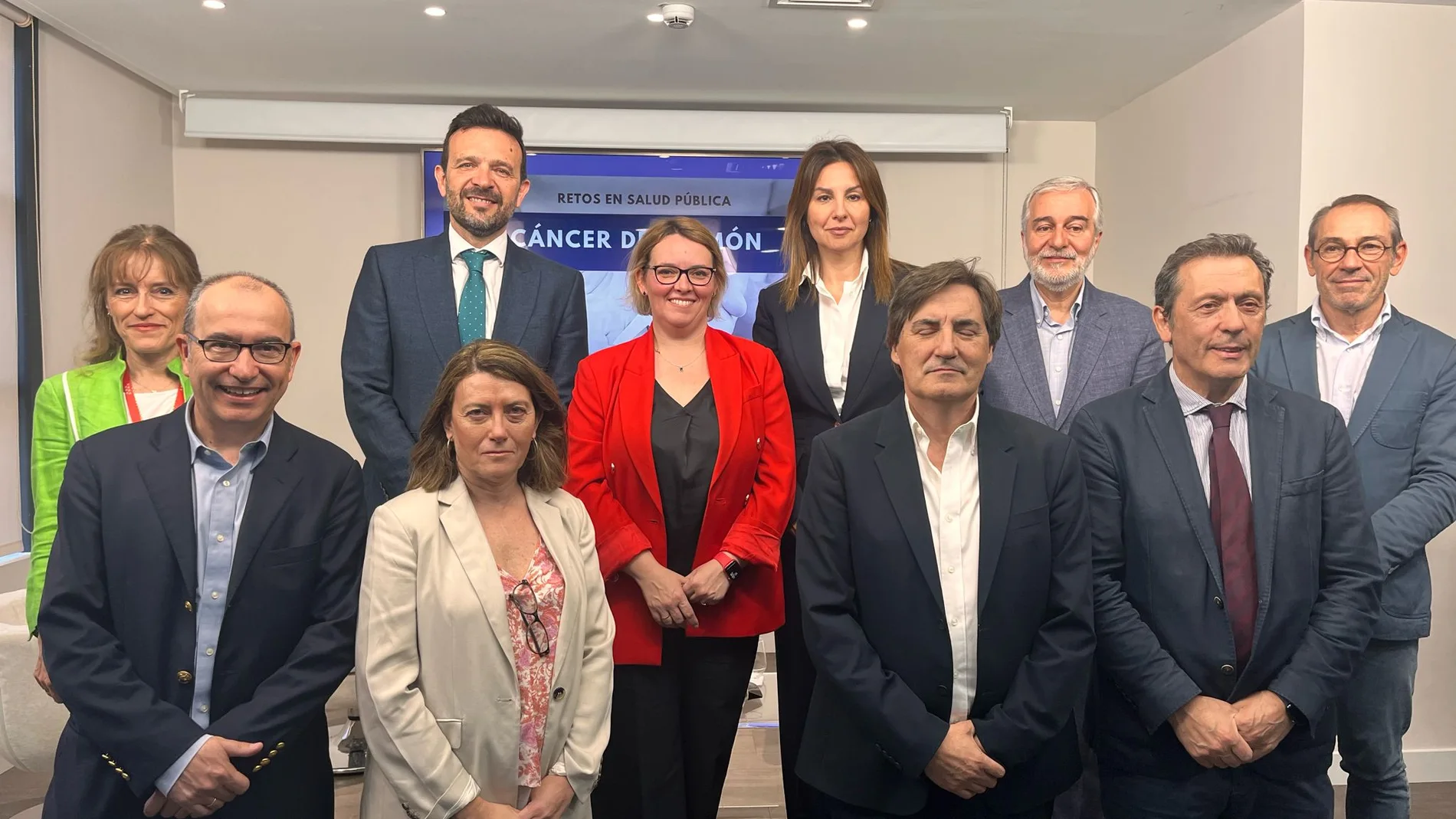 Foto de familia de los asistentes a la jornada Retos Salud Pública: Cáncer de pulmón, organizada por la Asociación FFPaciente con el apoyo de J&J