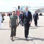 El presidente de Ucrania, Volodimir Zelenski (i) y el Rey Felipe VI (d), a pie de pista tras llegar al aeropuerto de Adolfo Su&aacute;rez Madrid-Barajas, a 27 de mayo de 2024, en Madrid (Espa&ntilde;a).