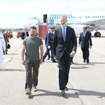 El presidente de Ucrania, Volodimir Zelenski (i) y el Rey Felipe VI (d), a pie de pista tras llegar al aeropuerto de Adolfo Suárez Madrid-Barajas, a 27 de mayo de 2024, en Madrid (España).