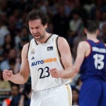 Llull celebra una de sus acciones ante el Barça