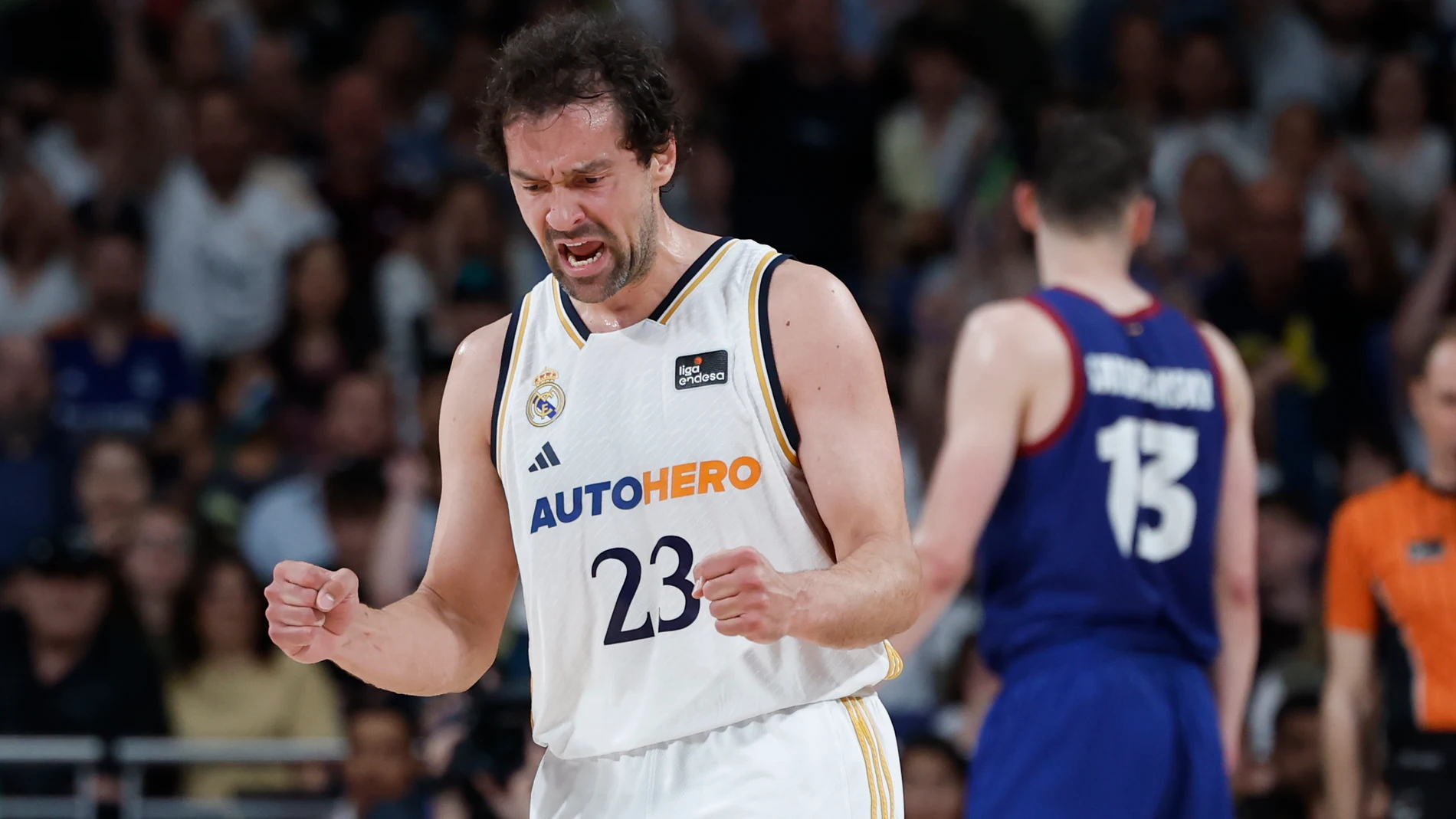 Llull celebra una de sus acciones ante el Barça
