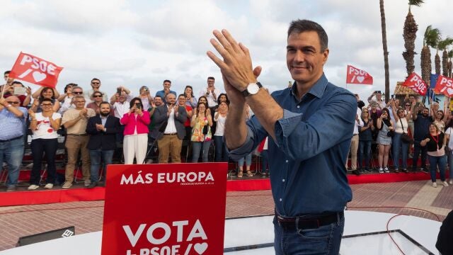 El presidente del gobierno y secretario general del PSOE, Pedro Sánchez, durante un momento del acto de campaña ofrecido este viernes con motivo de las elecciones europeas en Los Alcázares. 
