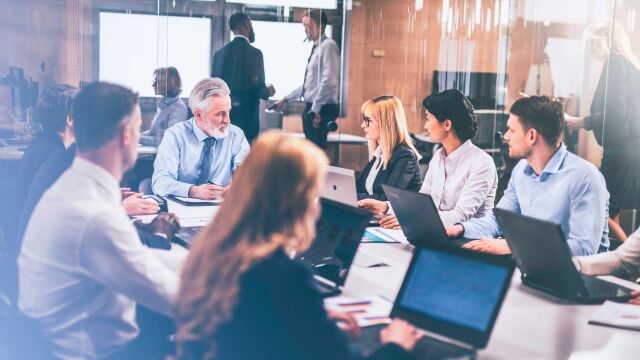 Tener personas en la mesa con perspectivas variadas enriquece la toma de decisiones