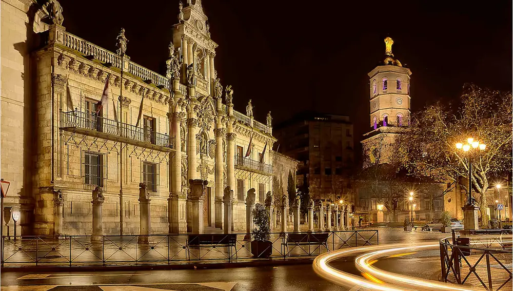 Fachada de la Universidad de Valladolid con la torre de la Catedral al fondo