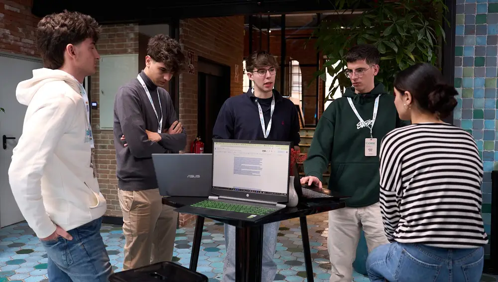 Adrián Almoyna, Gerardo Artal, Daniel Baya y Gerardo Cambra trabajando en su presentación del proyecto durante el hackaton celebrado en Madrid
