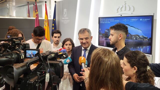 El consejero de Medio Ambiente, Universidades, Investigación y Mar Menor, Juan María Vázquez, ofrece declaraciones a los medios de comunicación