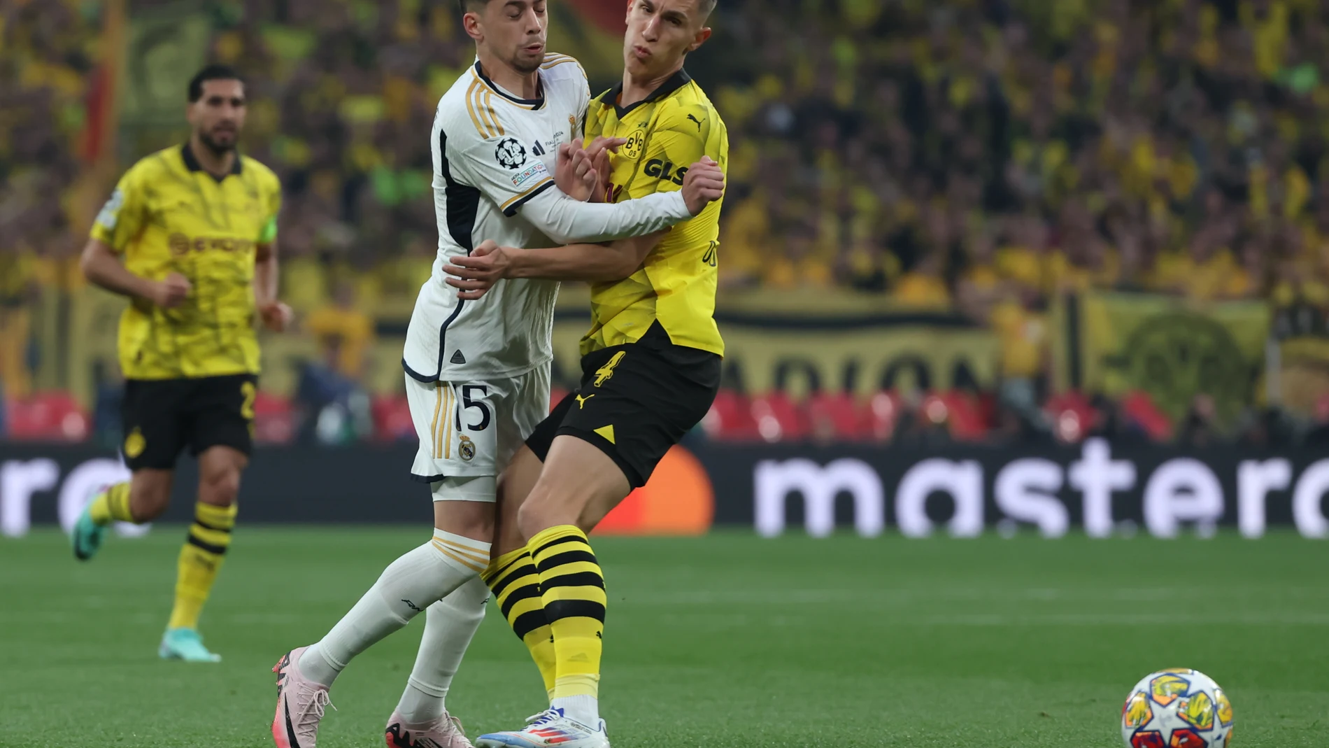 Valverde y Schlotterbeck intentan hacerse con el balón