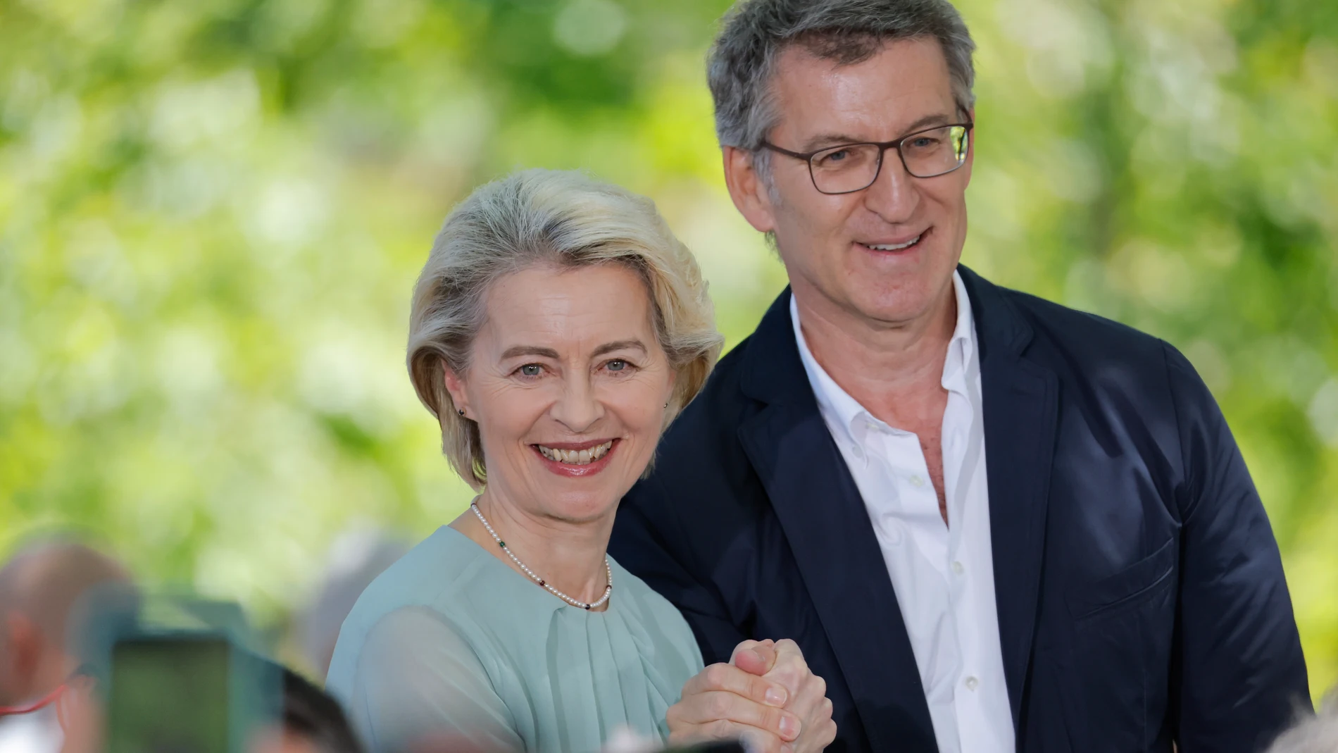 O PINO (A CORUÑA), 01/06/2024.- La presidenta de la Comisión Europea, Ursula von der Leyen (i), junto al presidente del Partido Popular, Alberto Núñez Feijóo (d), asisten a la tradicional Romería de O Pino, este sábado cerca de Santiago de Compostela. EFE/ Lavandeira Jr