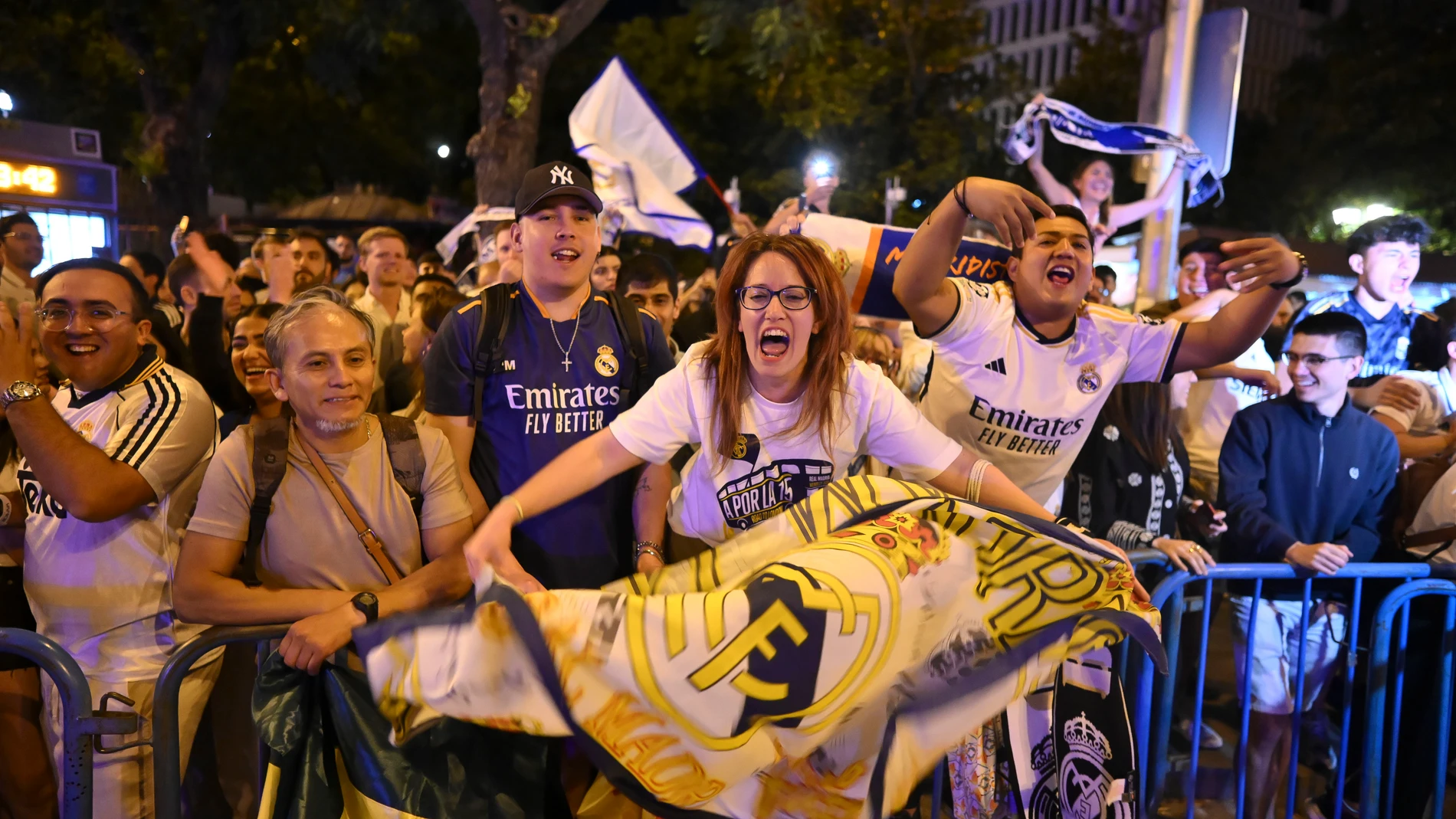 MADRID, 01/06/2024.- Aficionados del Real Madrid en la plaza de Cibeles celebran la Decimoquinta Copa de Europa tras imponerse 2-0 al Borussia Dortmund en la final de la Liga de Campeones disputada hoy sábado en el estadio de Wembley, en Londres. EFE/Fernando Villar
