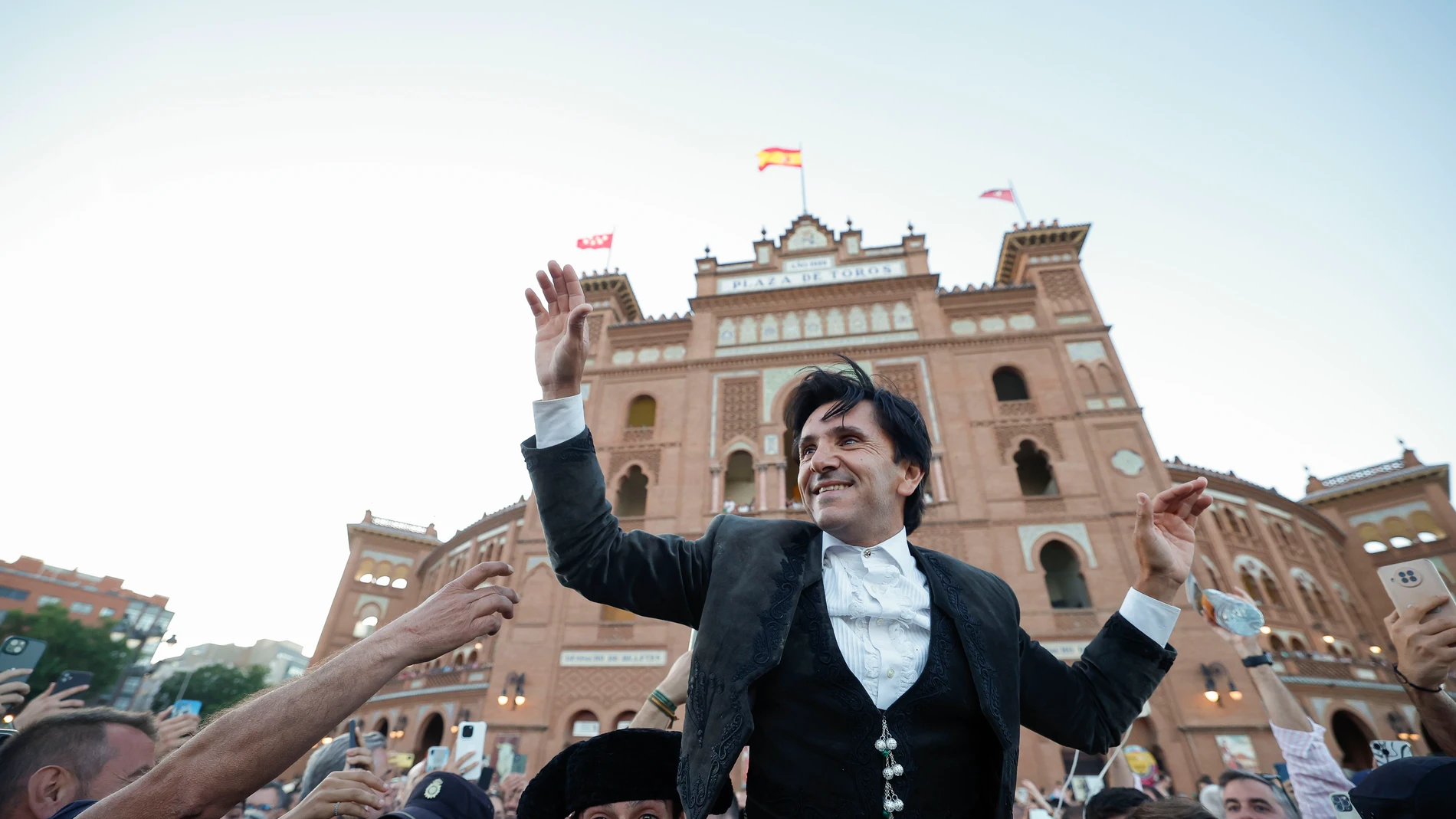 MADRID, 01/06/2024.- El rejoneador portugués Diego Ventura sale a hombros este sábado, durante la corrida de rejones de la Feria de San Isidro en Las Ventas de Madrid. EFE/ Juanjo Martín