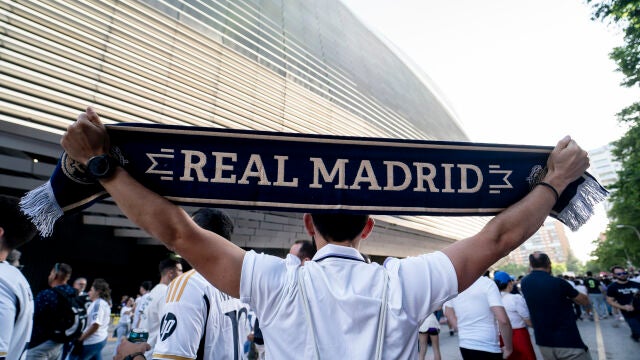 Aficionados del Real Madrid en las inmediaciones del Bernabéu