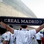 Aficionados del Real Madrid en las inmediaciones del Bernabéu