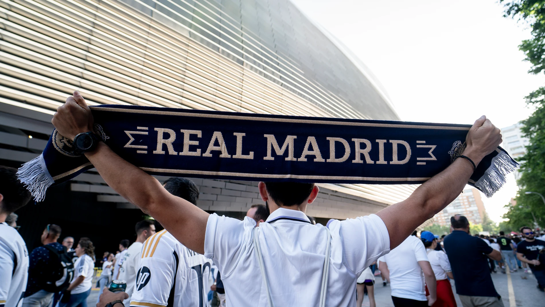 Aficionados del Real Madrid en las inmediaciones del Bernabéu