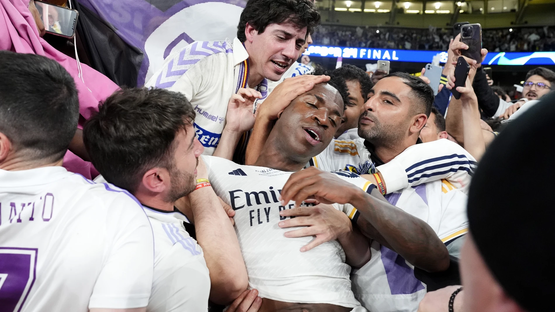 01 June 2024, United Kingdom, London: Real Madrid's Vinicius Junior celebrates victory with fans after the UEFA Champions League final soccer match between Borussia Dortmund and Real Madrid at Wembley Stadium. Photo: Nick Potts/PA Wire/dpa 01/06/2024 ONLY FOR USE IN SPAIN