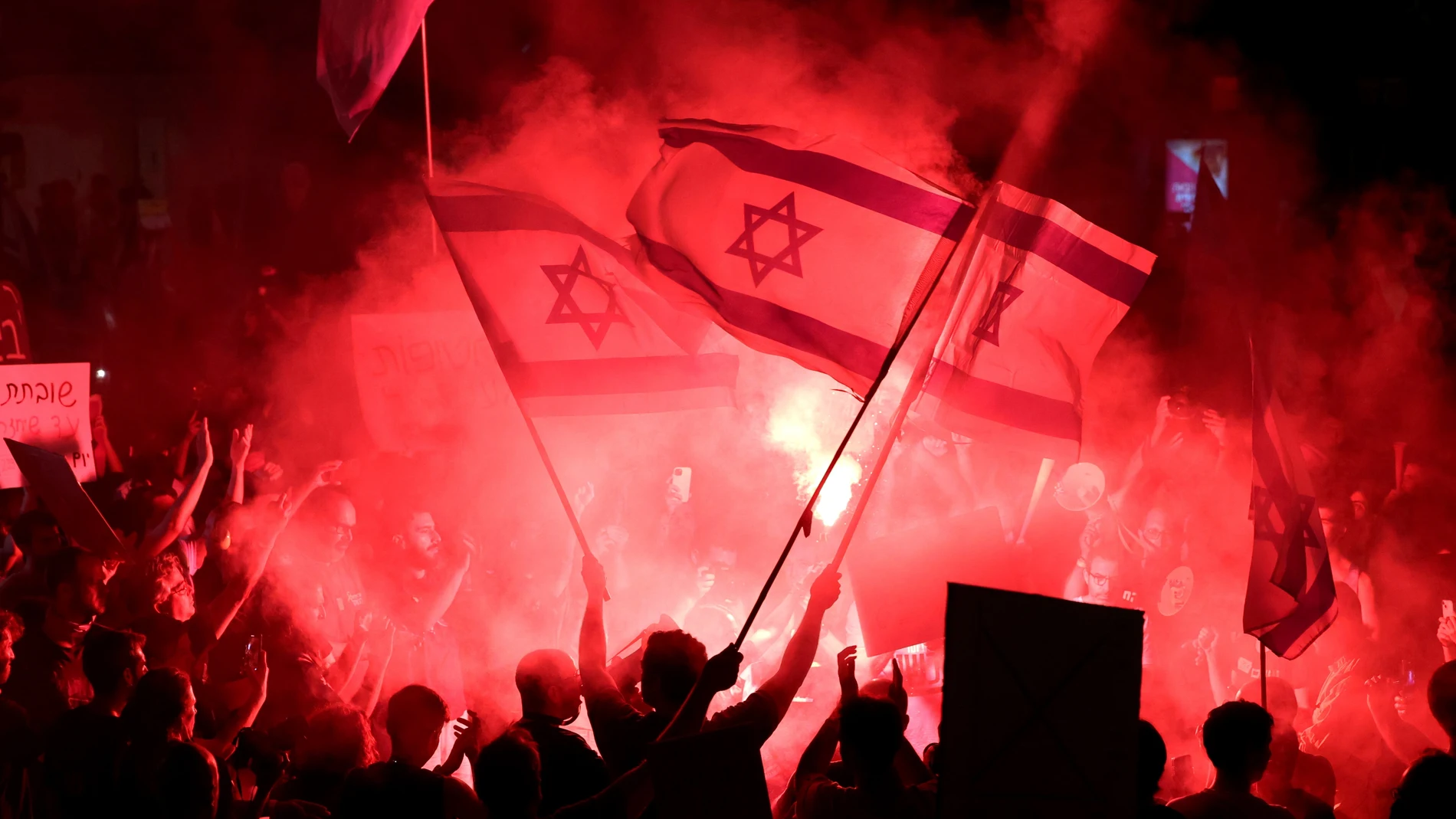 Tel Aviv (Israel), 01/06/2024.- Protesters light flares as they take to the streets to call on the Israeli cabinet to sign a hostage deal and hold early elections during a demonstration outside the Kirya military headquarters in Tel Aviv, Israel, 01 June 2024. According to the Israeli military, 125 Israeli hostages are still held by Hamas in the Gaza Strip. The protest comes a day after an announcement by US President Biden on 31 May urging Israel and Hamas to accept a new deal for a permanen...