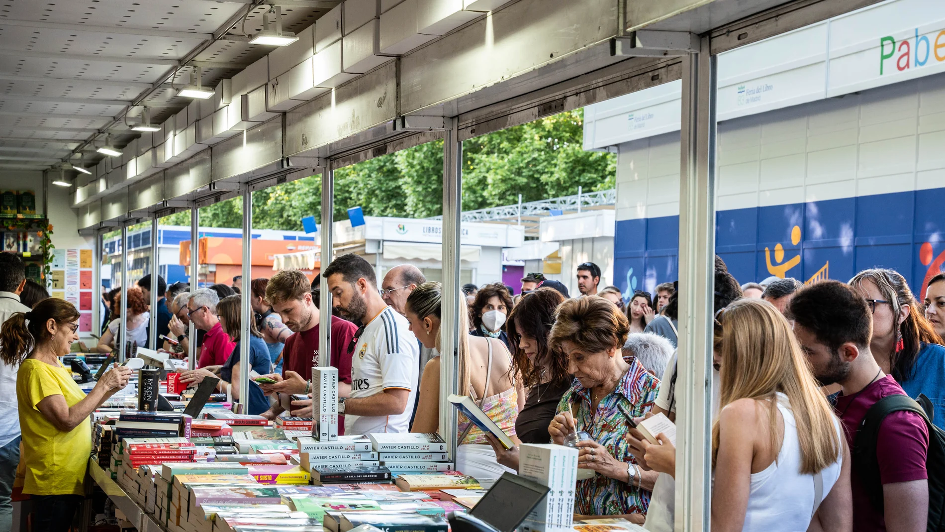 Ambiente durante la 83ª edición de la Feria del Libro de Madrid, en el Parque del Retiro, a 1 de junio de 2024, en Madrid (España). La Feria del Libro se celebra anualmente con el fin de promover el libro, la lectura y la actividad de las empresas, entidades e instituciones que se dedican a la edición, distribución o venta al público de libros. La 83ª edición de la Feria del Libro de Madrid se realiza bajo el lema ‘El deporte ilumina la Feria’, que evoca la idea de la actividad física ejercid...