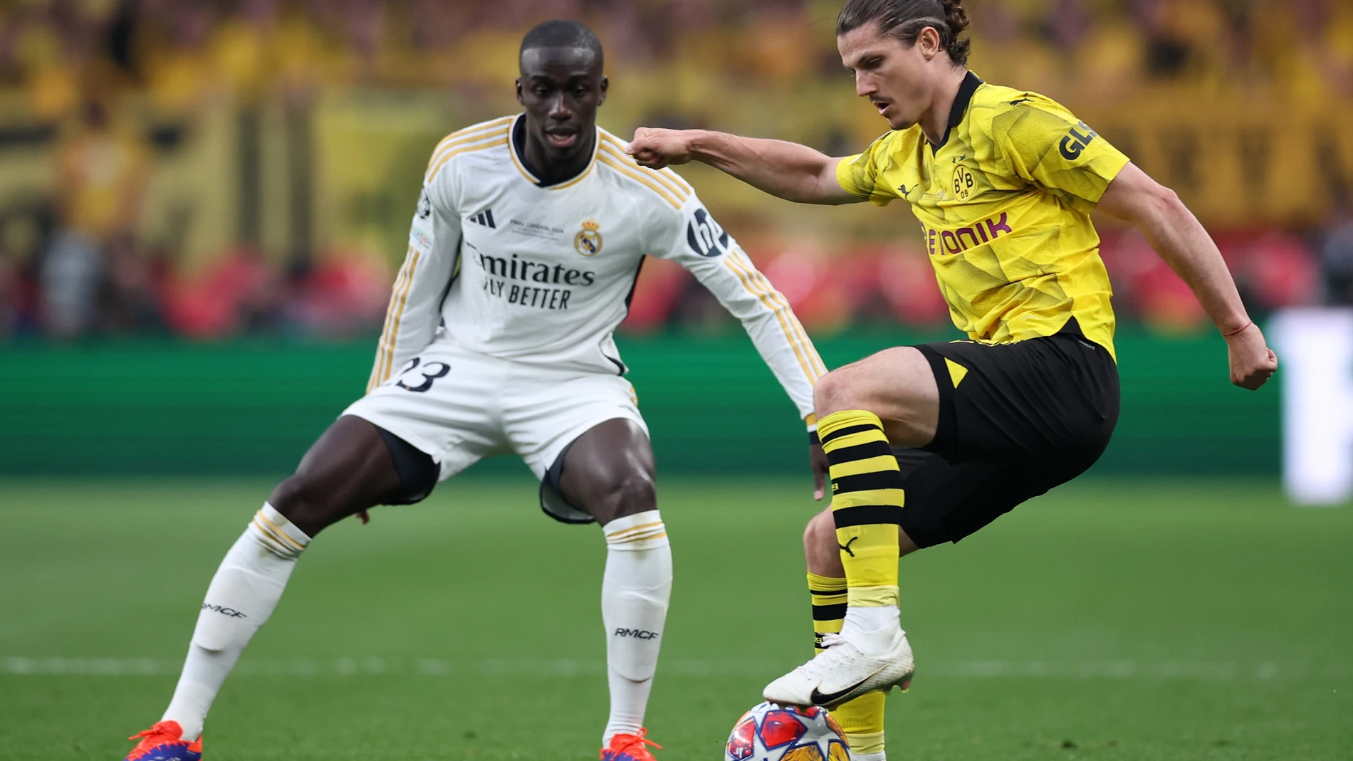 Mendy presiona a Sabitzer