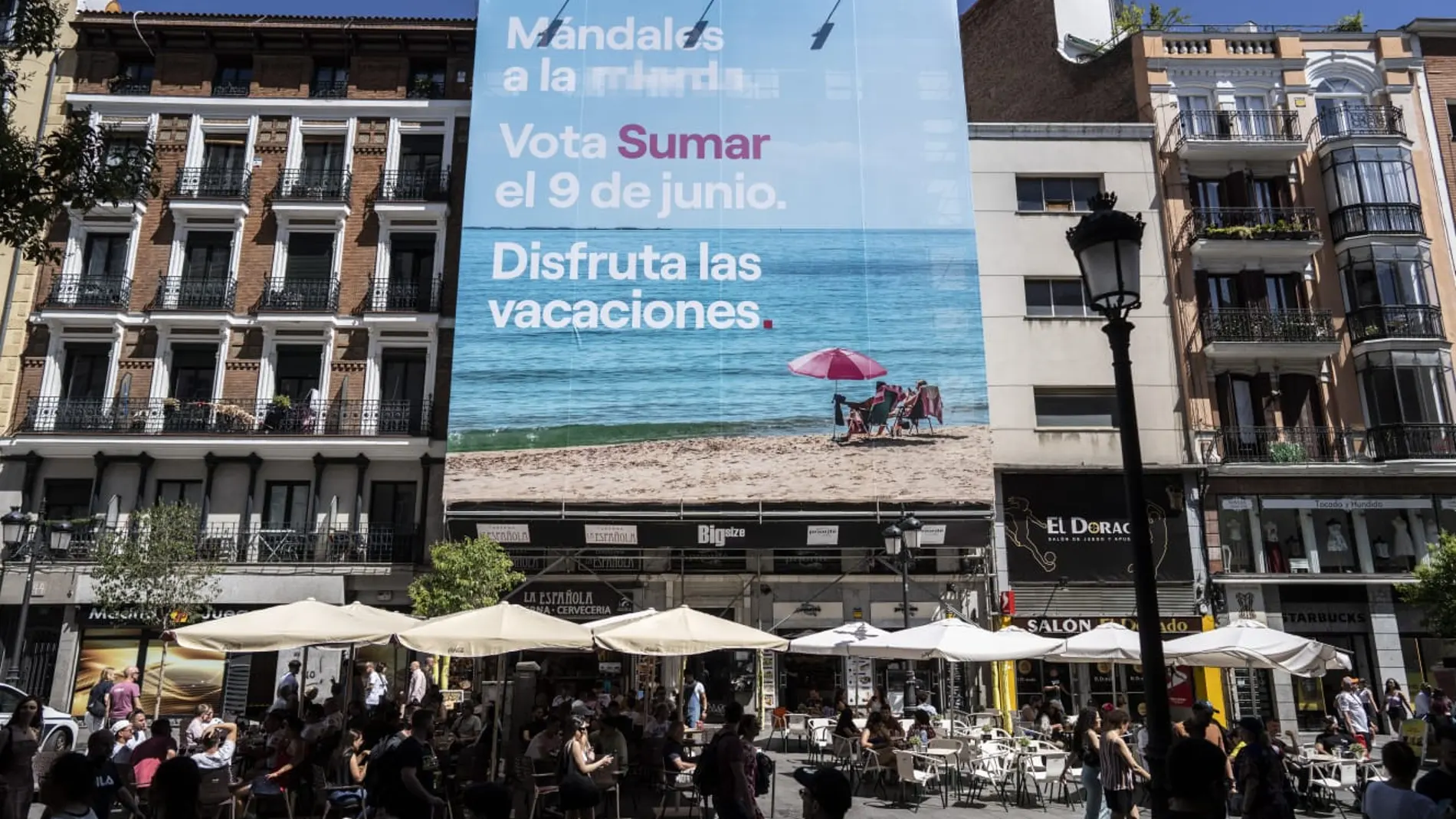 Sumar pide el voto para "mandarles a la mierda" con una gran lona en la calle Montera