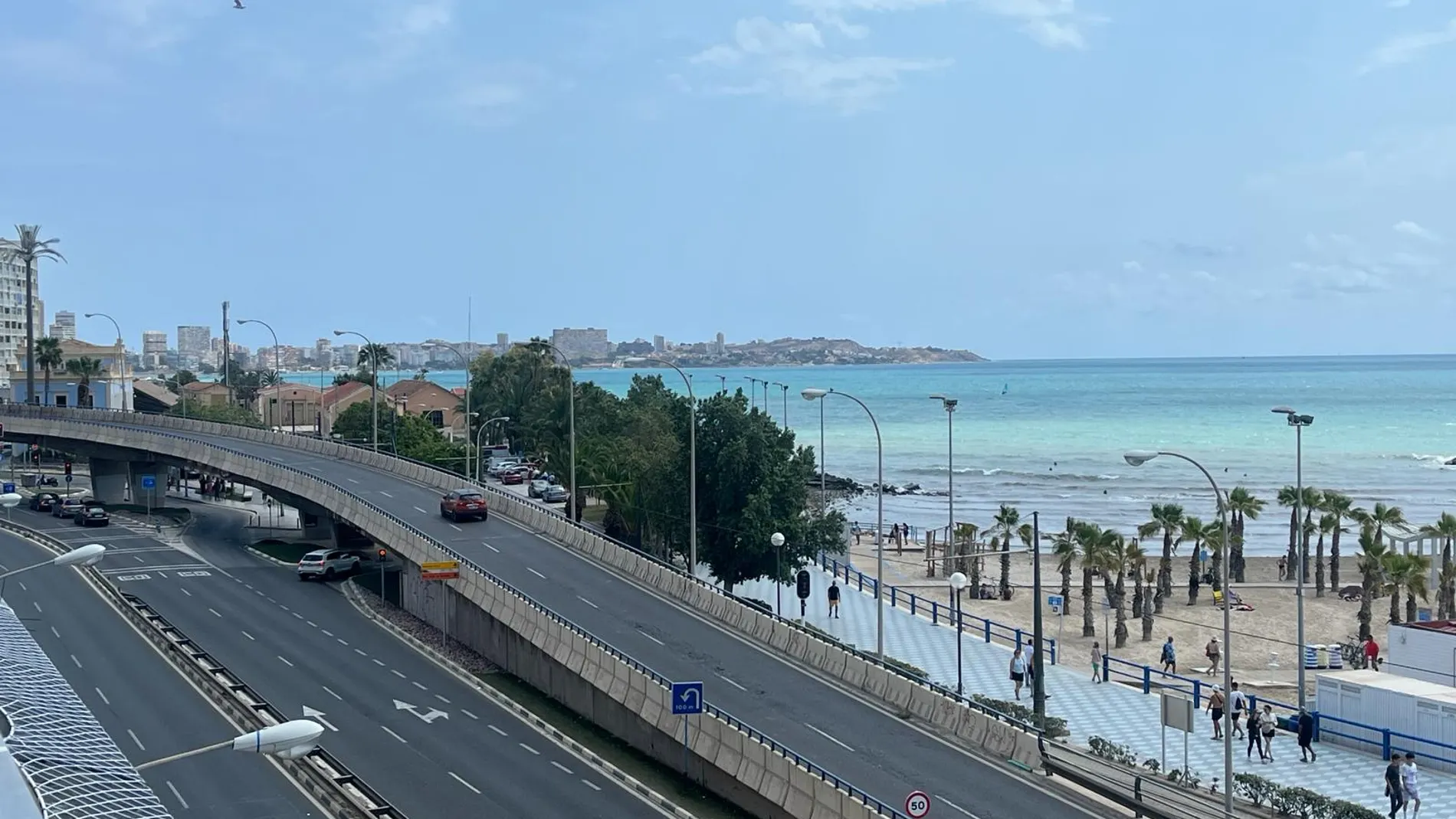 Imagen del paso elevado de la playa del Postiguet de Alicante, conocido como Scalextric