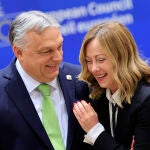 Viktor Orban, junto a la primera ministra italiana, Giorgia Meloni