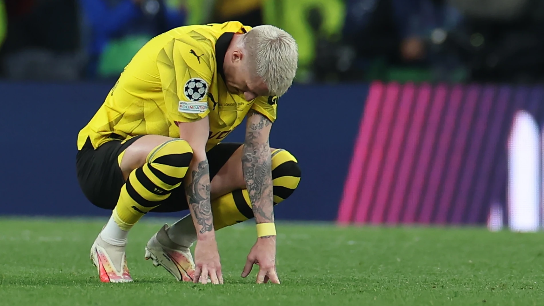London (United Kingdom), 01/06/2024.- Marco Reus of Dortmund kneels after losing the UEFA Champions League final match of Borussia Dortmund against Real Madrid, in London, Britain, 01 June 2024. (Liga de Campeones, Rusia, Reino Unido, Londres) EFE/EPA/ISABEL INFANTES