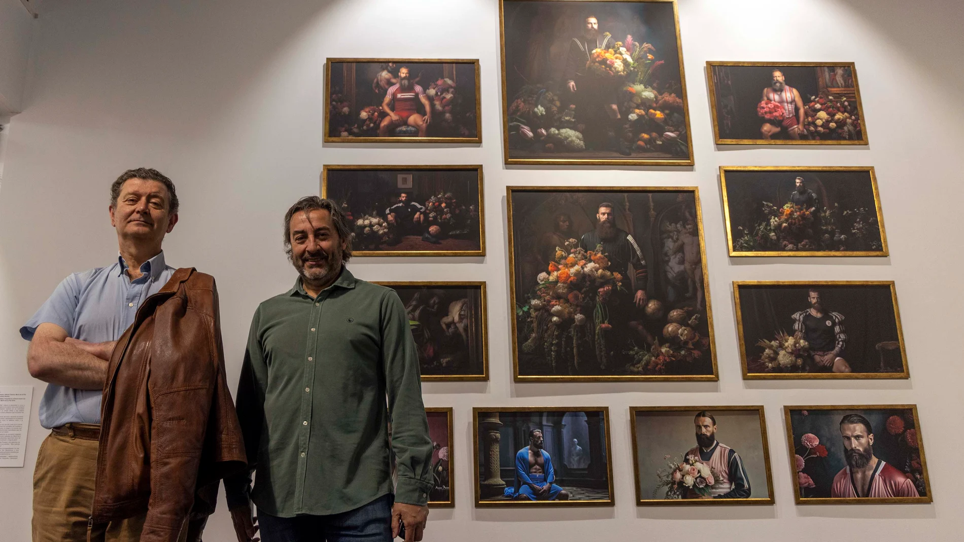 El Museo de Salamanca acoge la muestra ‘La imagen promiscu@ (vol. 2)’ que aborda temas políticos y sociales desde obras creadas con IA. En la imagen el comisario de la exposición , Javier Panera y el director del museo, Alberto Bescós.