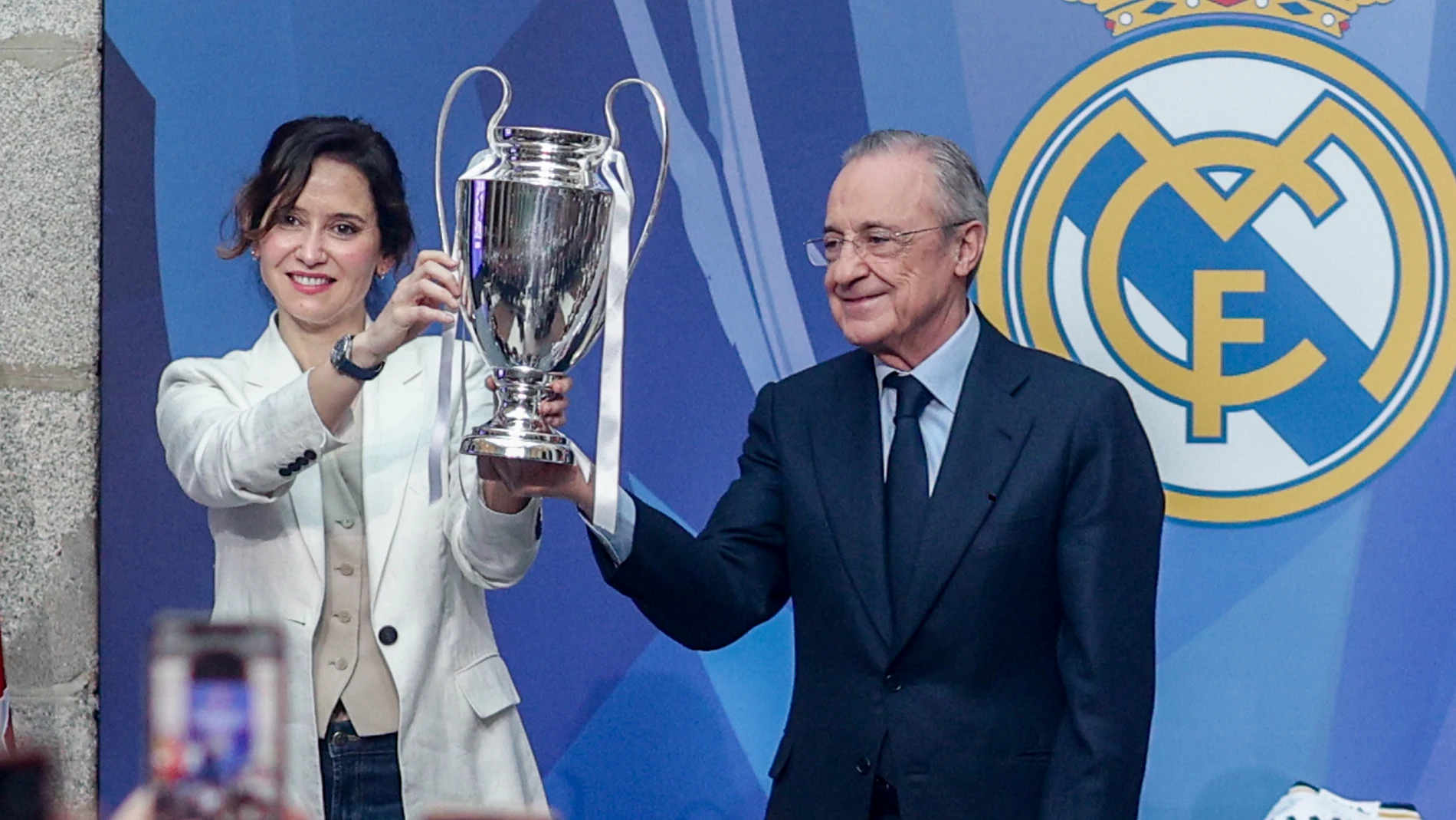 La presidenta de la Comunidad de Madrid, Isabel Díaz Ayuso, y el presidente del Real Madrid, Florentino Pérez, durante una recepción con motivo de la victoria del Real Madrid en la final de la Champions League, en la Real Casa de Correos, a 2 de junio de 2024, en Madrid (España). El Real Madrid ganó ayer, 1 de junio, al Borussia Dortmund en la final de la Champions League celebrada en el estadio de Wembley de Londres, consiguiendo así el decimoquinto título del equipo.02 JUNIO 2024;REAL MAD...