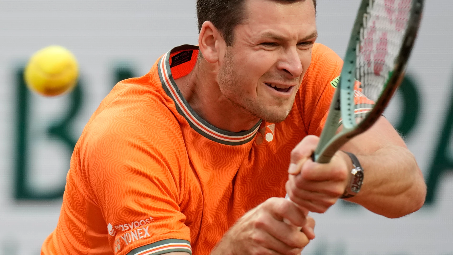 Poland's Hubert Hurkacz plays a shot against Bulgaria's Grigor Dimitrov during their fourth round match of the French Open tennis tournament at the Roland Garros stadium in Paris, Sunday, June 2, 2024. (AP Photo/Christophe Ena)