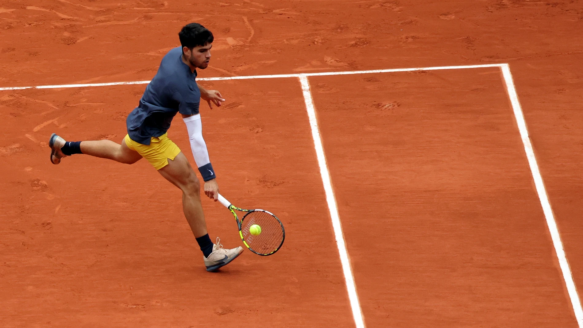 Paris (France), 02/06/2024.- Carlos Alcaraz of Spain in action during his Men's Singles 4th round match against Felix Auger-Aliassime of Canada during the French Open Grand Slam tennis tournament at Roland Garros in Paris, France, 02 June 2024. (Tenis, Abierto, Francia, España) EFE/EPA/TERESA SUAREZ