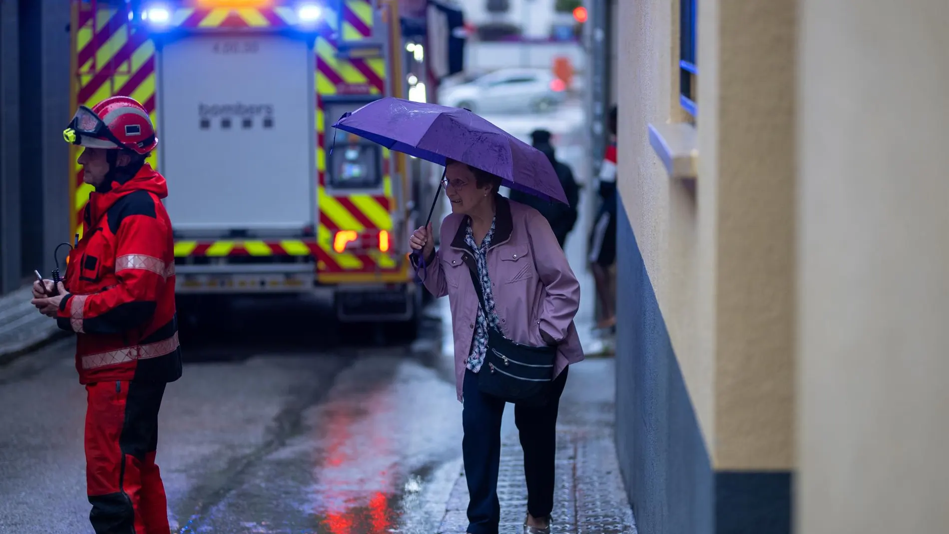 Los Bomberos atienden 116 avisos por la lluvia intensa en Cataluña durante la noche del sábado al domingo
