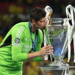 Thibaut Courtois besa la Copa de Europa