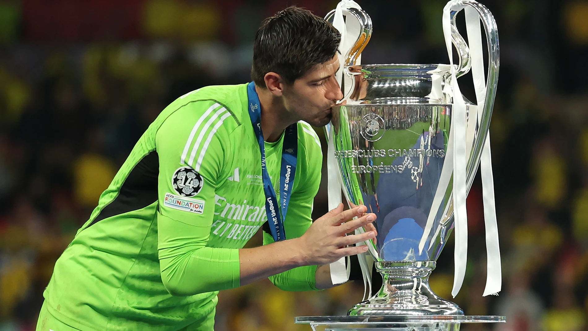 London (United Kingdom), 01/06/2024.- Real Madrid goalkeeper Thibaut Courtois kisses the trophy before the trophy ceremony for the UEFA Champions League final match of Borussia Dortmund against Real Madrid, in London, Britain, 01 June 2024. Real Madrid won 2-0. (Liga de Campeones, Rusia, Reino Unido, Londres) EFE/EPA/NEIL HALL