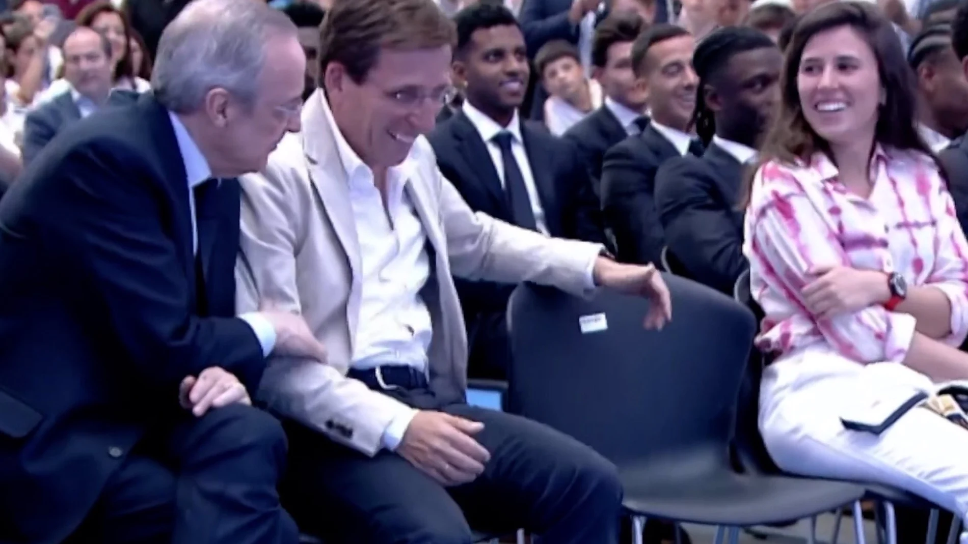 Teresa Urquijo, la culpable de que Nacho Fernández perdone a Martínez Almeida en la celebración del Real Madrid