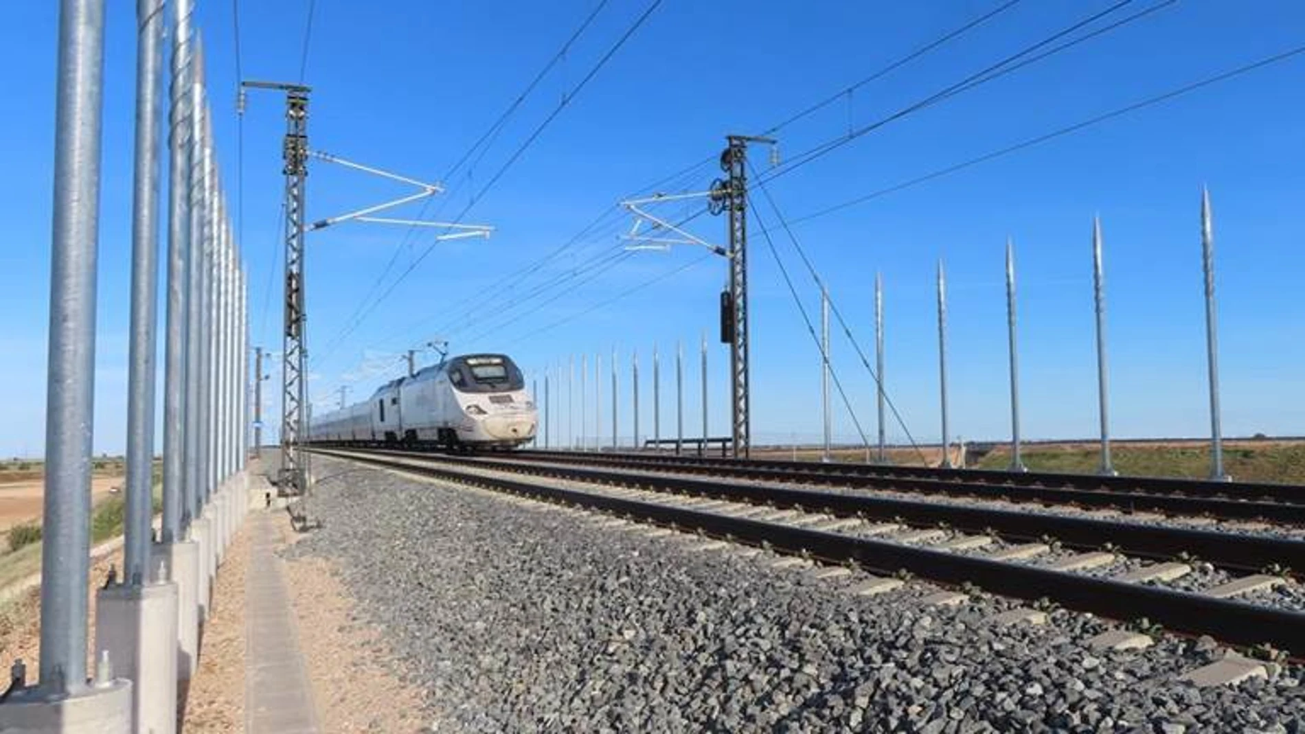 Un tren AVE en dirección a Valladolid