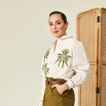 Tamara Falcó con camisa de palmeras.