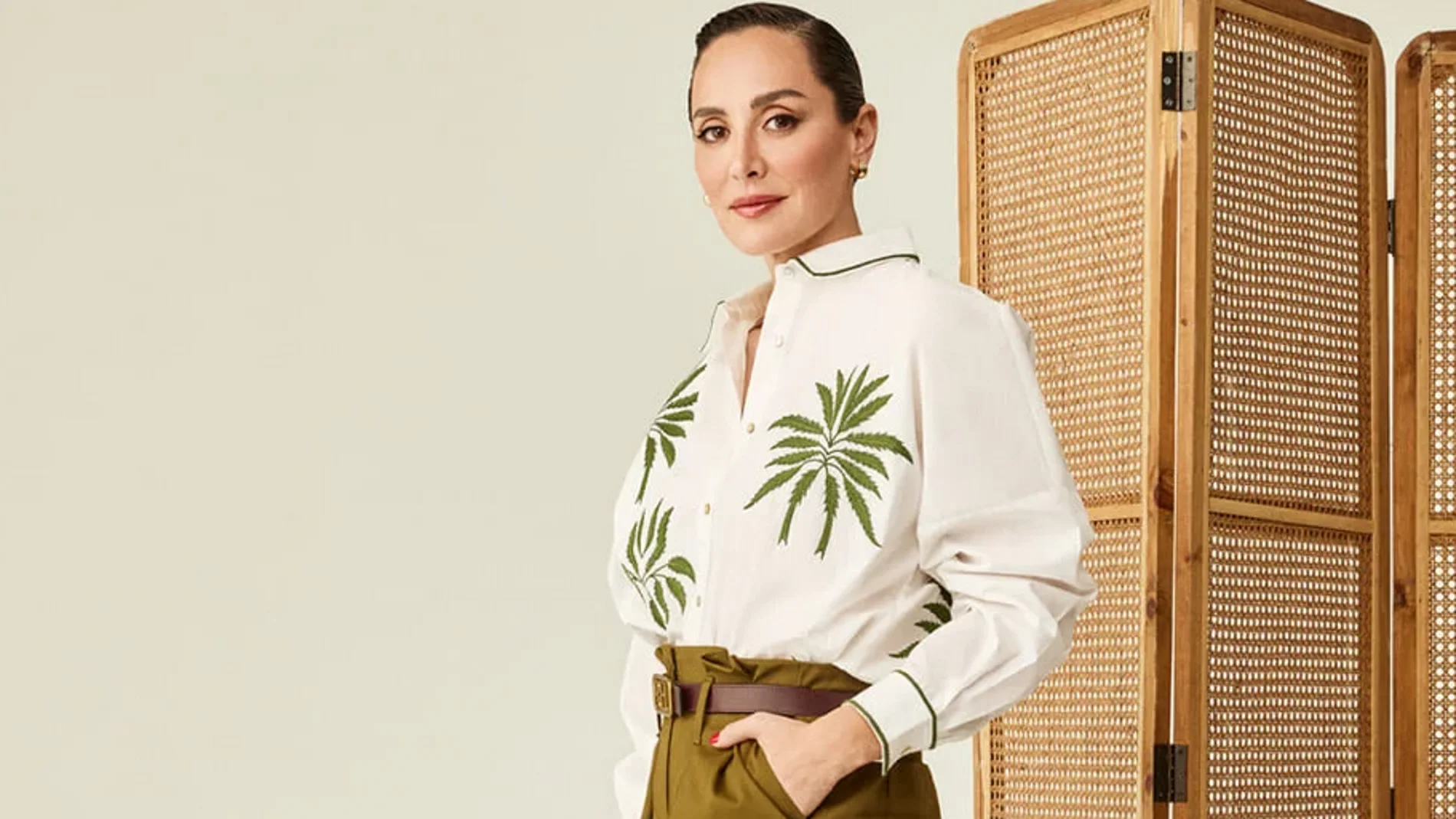 Tamara Falcó con camisa de palmeras.