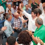Mañueco saluda a los simpatizantes antes del acto en Pedro de Gaíllos (Segovia)