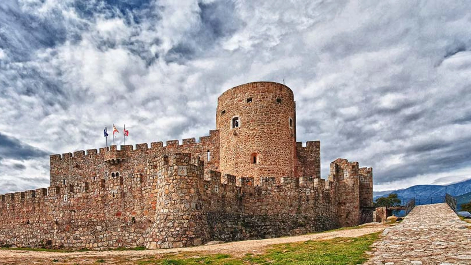 Castillo de La Adrada, desde donde arranca la ruta de los puentes