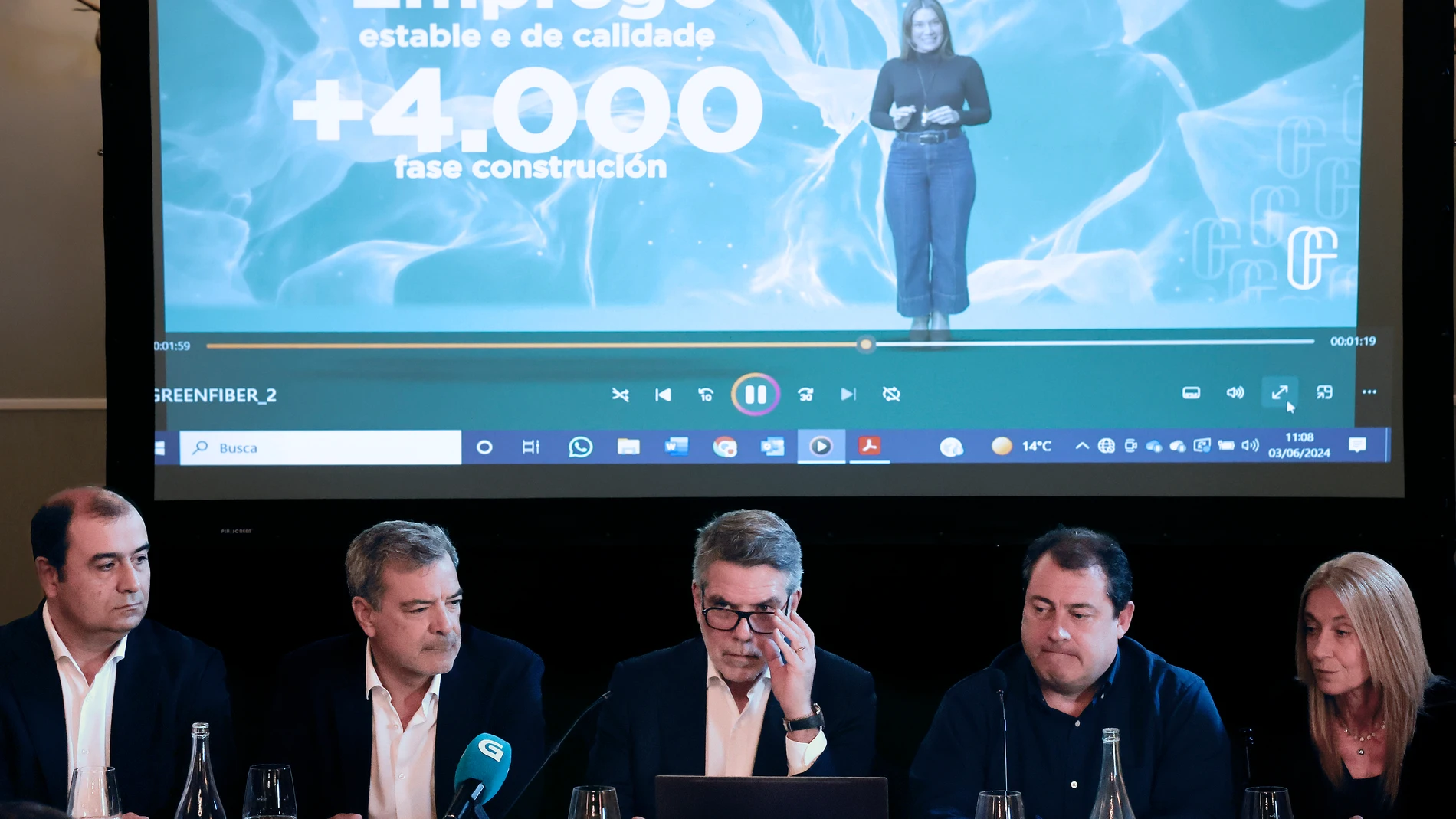 SANTIAGO DE COMPOSTELA, 03/05/2024.- El director ejecutivo de la empresa portuguesa Altri, José Pina, (c), acompañado por (i-d) Pedro Baptista, Carlos Van Celler, Bruno da Pena y Olga López explican en rueda de prensa su proyecto Gama, que pretende establecer una fábrica en el municipio lucense de Palas de Rei, hoy en Santiago de Compostela. EFE/Lavandeira jr