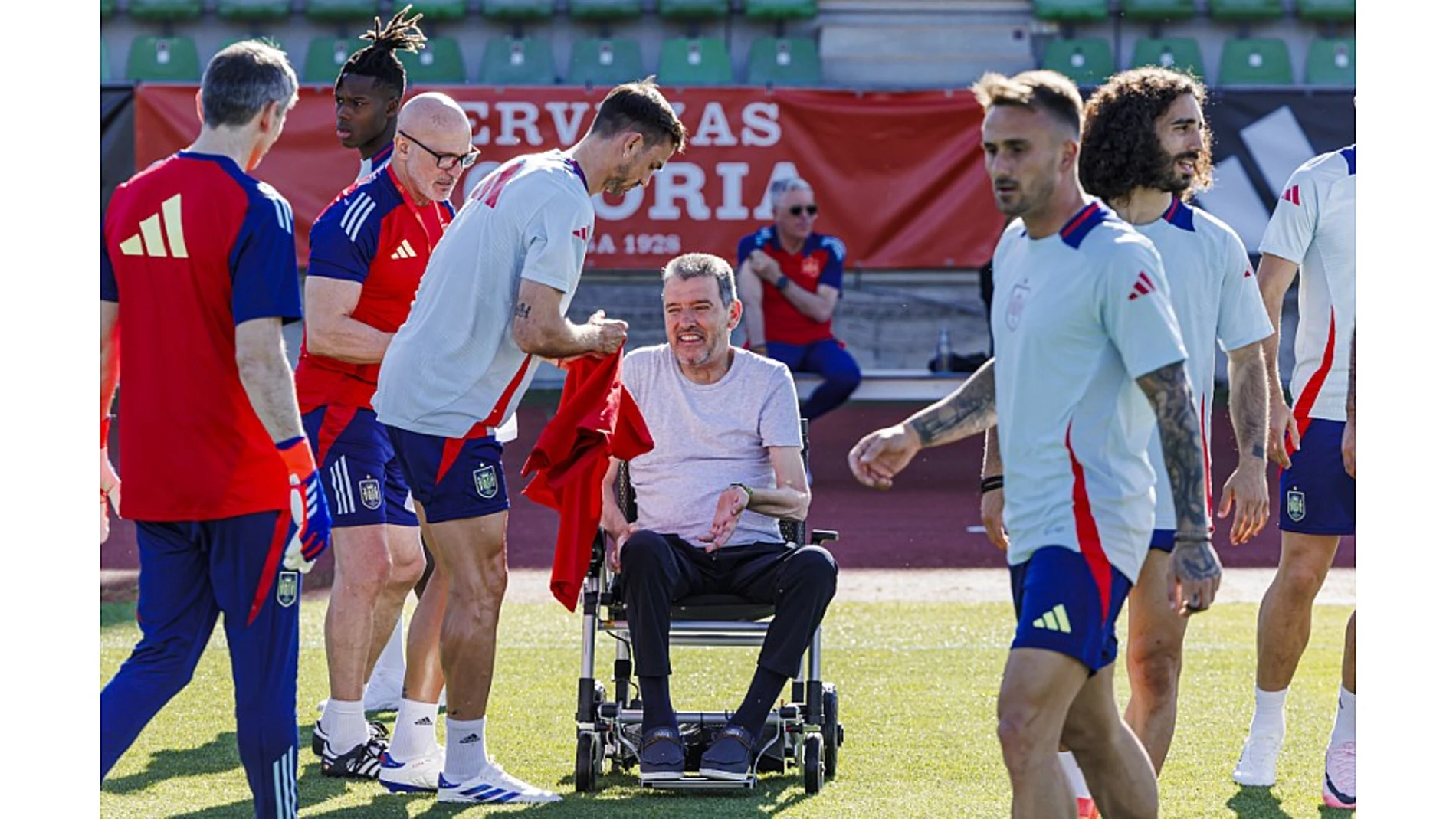 Juan Carlos Unzue, con los jugadores y el cuerpo técnico de la selección