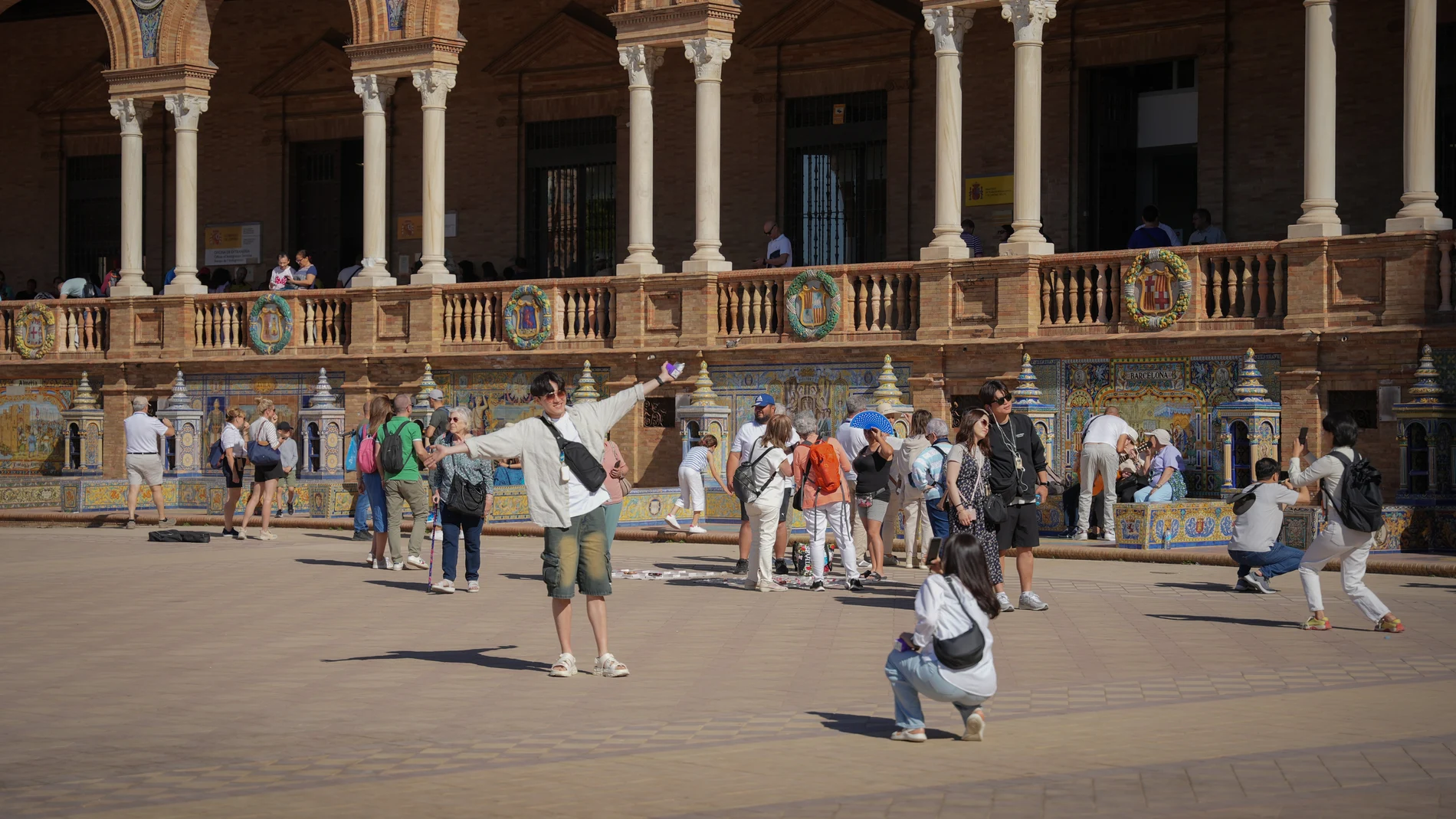 Turistas en la Plaza de España de Sevilla