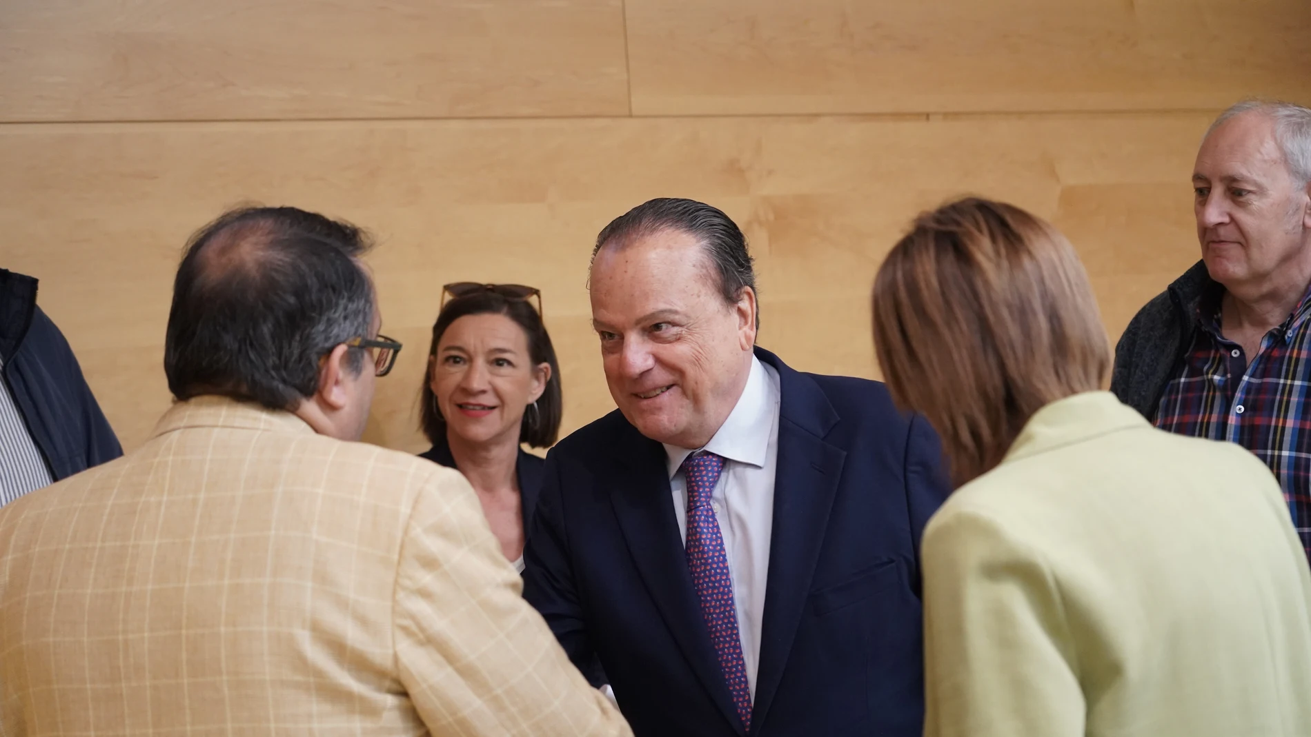 Mario Amilivia saluda a varios procuradores ante de comparecer en las Cortes